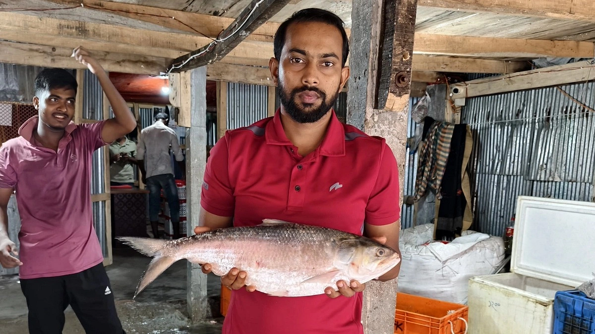 কুয়াকাটায় ২ কেজির ইলিশ বিক্রি হলো সাড়ে ৭ হাজার টাকায়