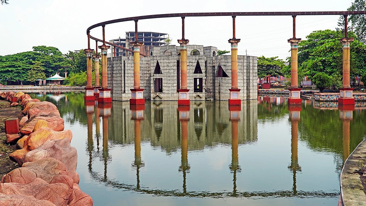 সংসদ ভবনের নমুনা স্থাপনাটি নোংরা হয়ে আছে।