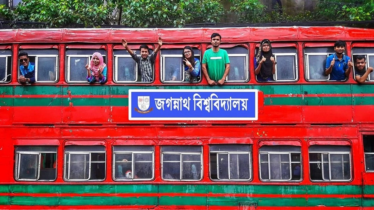 জগন্নাথ বিশ্ববিদ্যালয়ের বাসে সিট দখল-ধূমপান নিষিদ্ধ