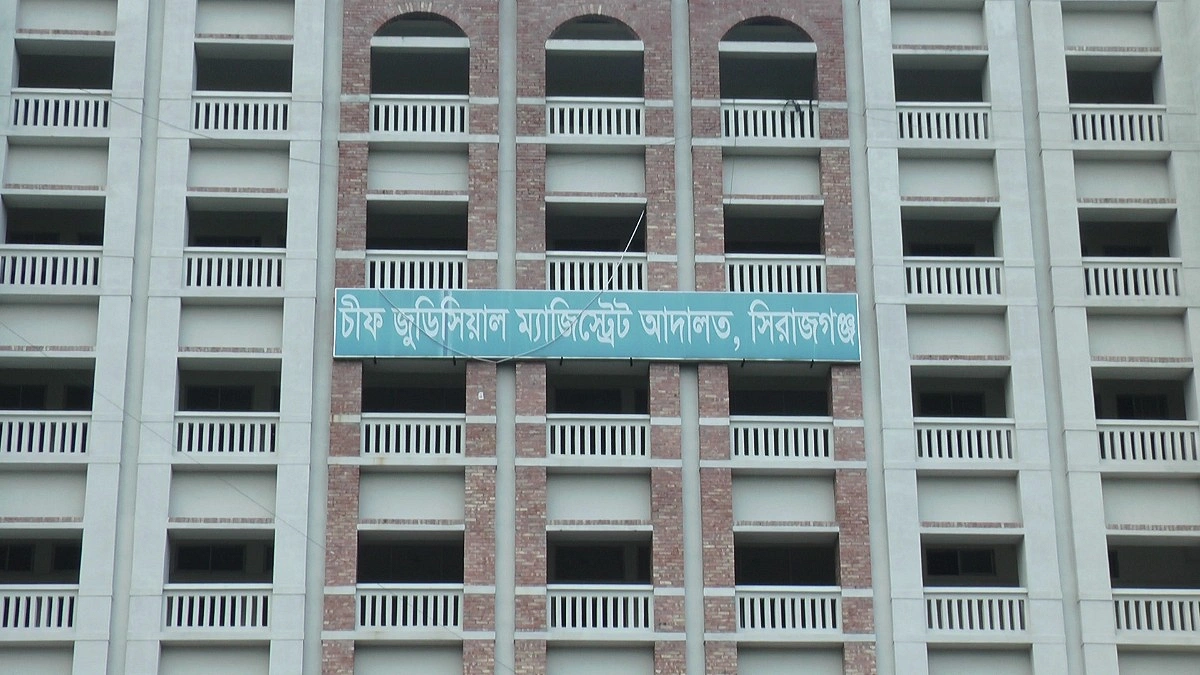 আদালত থেকে লাফ দিয়ে পালালেন চুরি মামলার আসামি