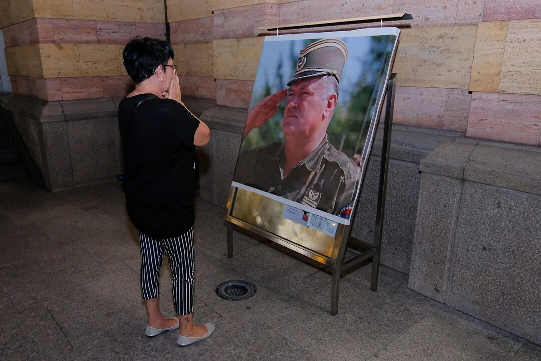 বসনিয়ার গণহত্যায় অভিযুক্ত সার্ব বাহিনীর সাবেক কমান্ডার রাতকো ম্লাদিচকে সম্মান জানাচ্ছেন এক স্থানীয়। ফাইল ছবি / রয়টার্স