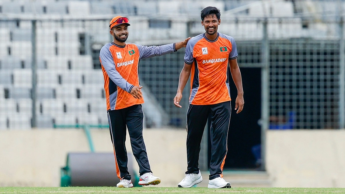 অনুশীলন ম্যাচে উইকেট পাওয়ার পর তাওহীদ হৃদয় ও মোস্তাফিজ।
