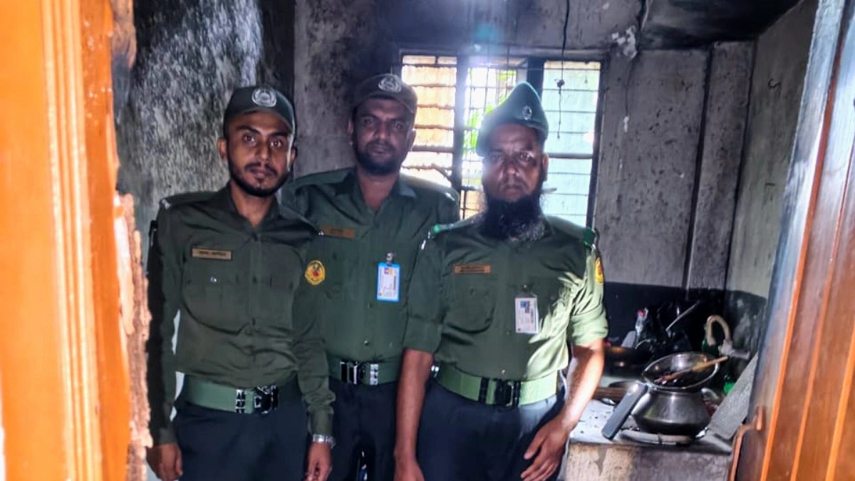 পল্লবীতে ভোররাতে অগ্নিকাণ্ড : আনসারদের দায়িত্বশীল ভূমিকায় এড়ালো বড় বিপর্যয়