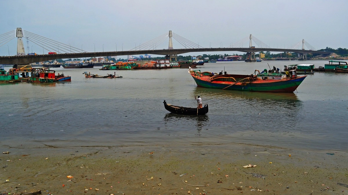 দূষণে পানির রঙ পরিবর্তন হচ্ছে।
