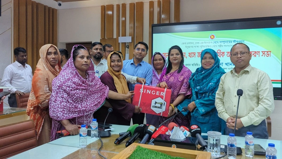 বেদেপল্লীর ৪০ পরিবার পেল খাসজমি, ২৫ জনকে দেওয়া হলো সেলাই মেশিন
