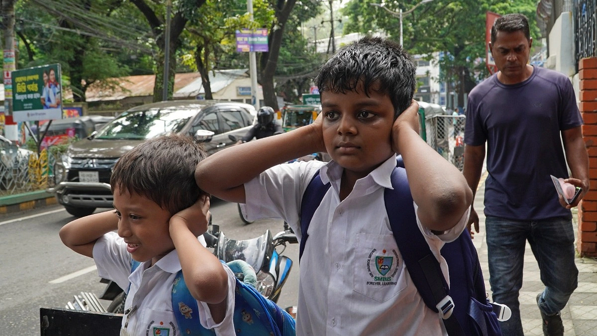 চট্টগ্রামের ‘নীরব এলাকায়’ কান পাতা দায়