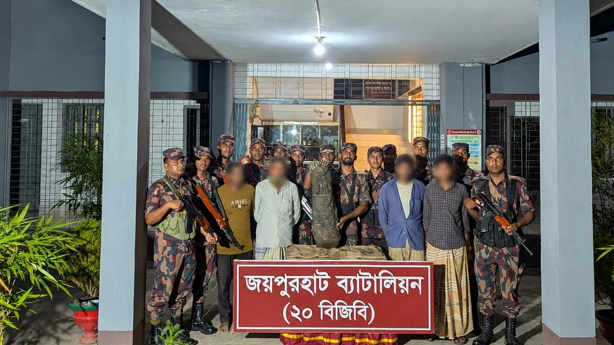 জয়পুরহাটে কষ্টিপাথরের মূর্তি উদ্ধার, আটক চার