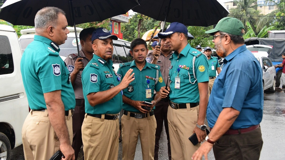 মহাখালীতে অপেক্ষমাণ বাস পূর্বাচল ডিপোতে সরাচ্ছে ডিএমপি