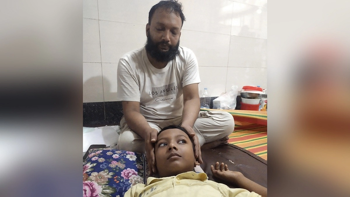 মা হারানো ছেলেটি হাসপাতাল থেকে বাসায় ফিরেছে