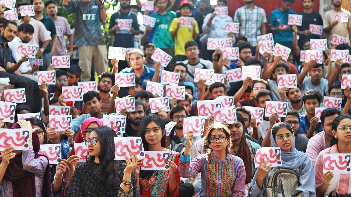 ৫৬?- লেখা কার্ড দেখালেন চুয়েট শিক্ষার্থীরা