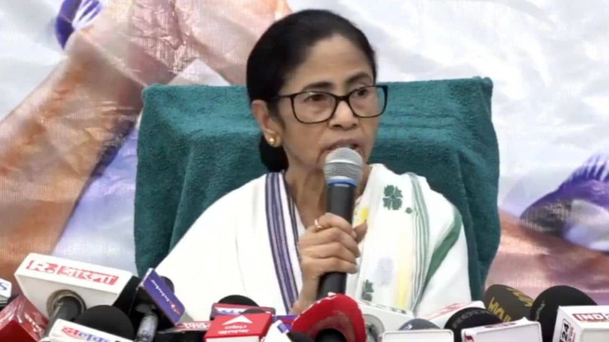 প্রতীক গেল, নামও অনিশ্চিত; তবু ব্যাংক অ্যাকাউন্টে তৃণমূলের অধিকার বহাল