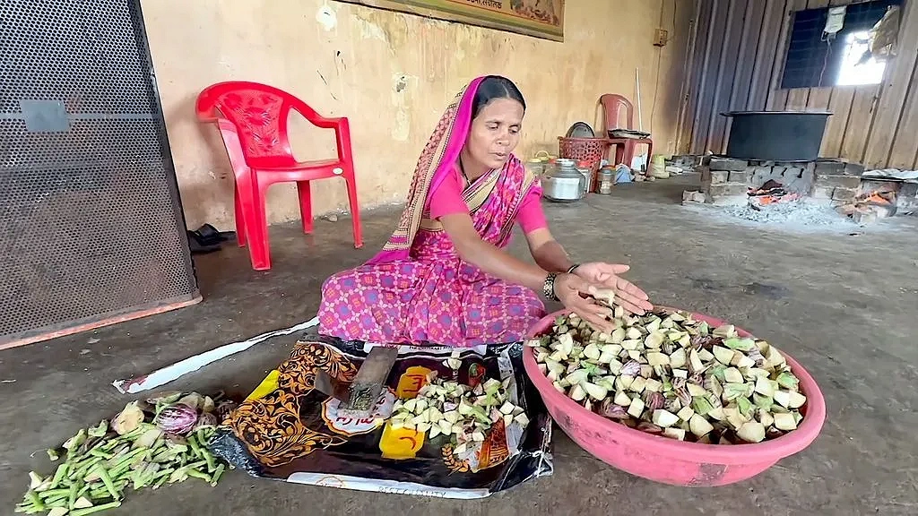 মেয়েদের নিয়ে সংসার চালাতে নানা কাজ করেন রামাবাই। ছবি : রয়টার্স