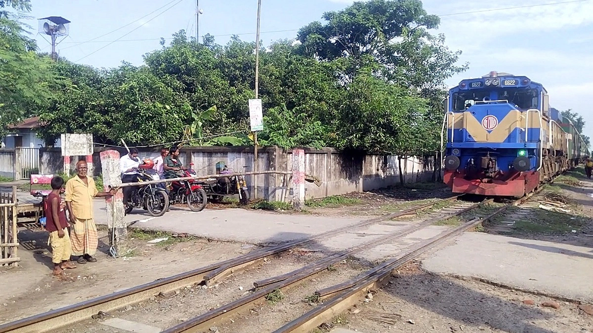 বিনা বেতনে ৫ বছর ধরে ‘অরক্ষিত রেলক্রসিং’ পাহারা দিচ্ছেন ইসলাম