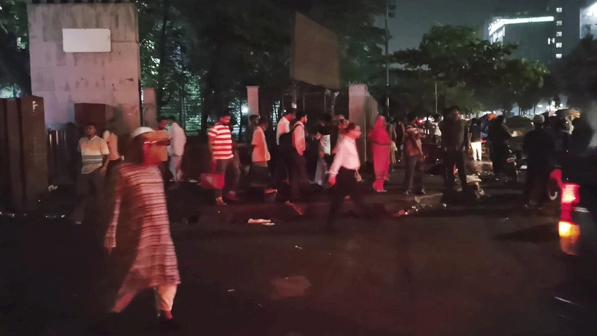 একদিনের জন্য উঠল ফুটপাত