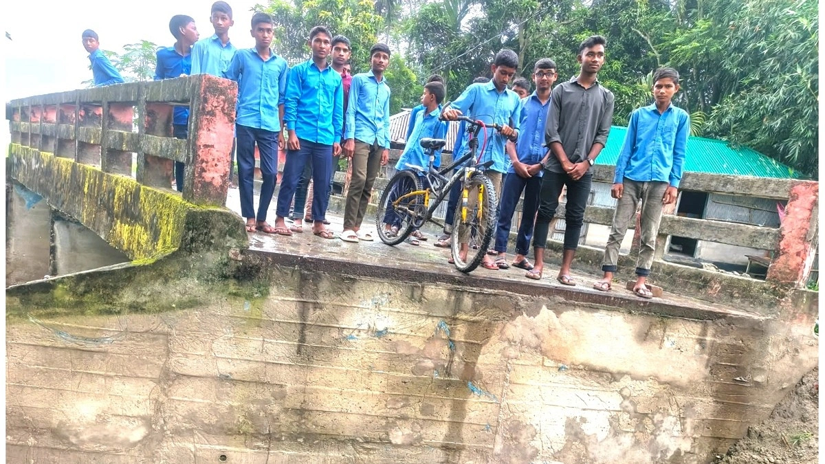 কালভার্টের সংযোগ সড়কে ধস, ঝুঁকিতে শিক্ষার্থী-পথচারী