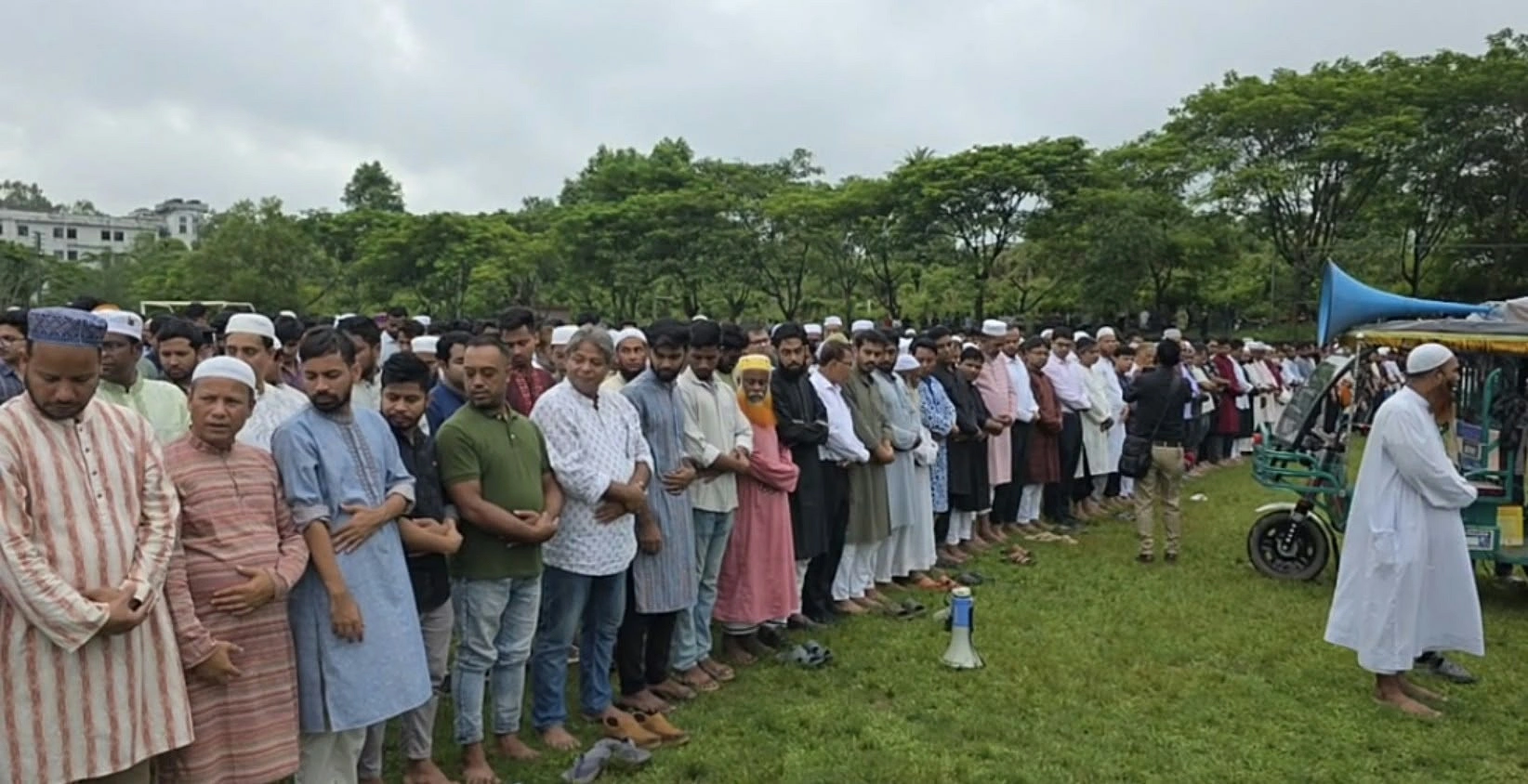 ইশায়াত শাহরিয়ার অপ্রতিমের প্রথম জানাজা। ছবি : ভিডিও থেকে সংগৃহীত