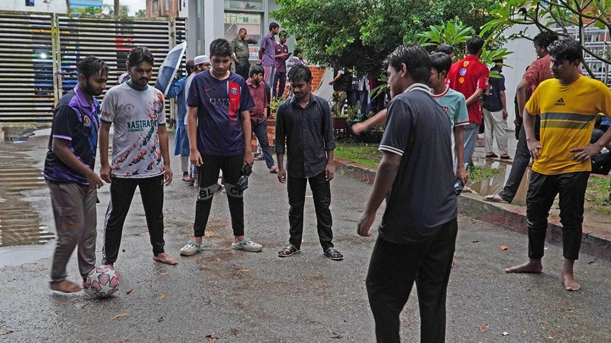 ফুটবল খেলে সময় পার করছেন শিক্ষার্থীরা।