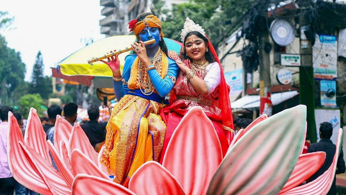 শোভাযাত্রায় পদ্মফুলের উপর রাধা-কৃষ্ণের অবয়ব