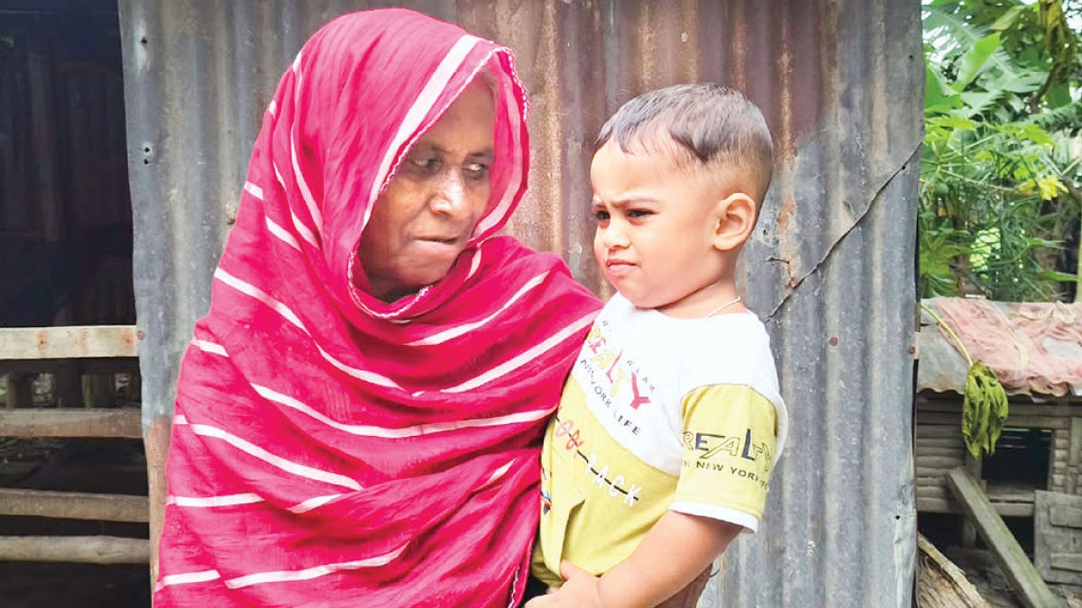 নিঃস্বার্থ ধাত্রীসেবায় খায়রুন নেছা
