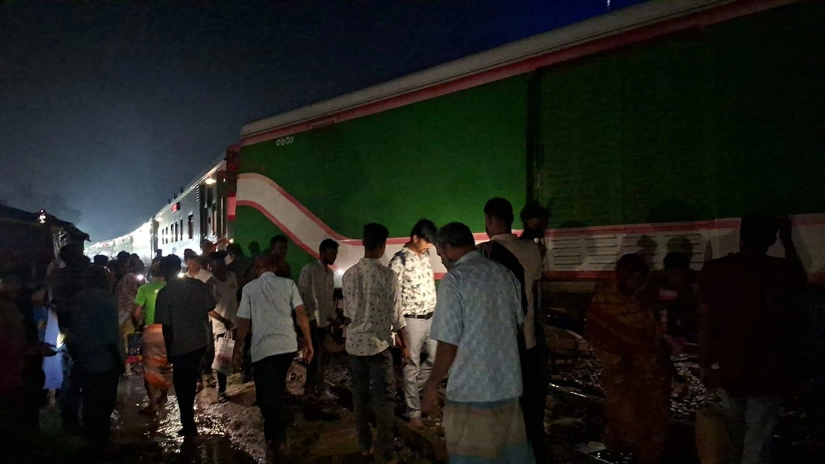কুড়িগ্রাম এক্সপ্রেস লাইনচ্যুত, ট্রেন চলাচল বন্ধ