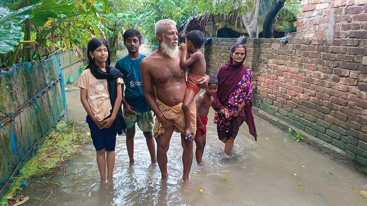 ১৫ দিন ধরে হাঁটু পানিতে ডুবে আছে গ্রাম