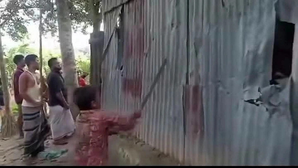 ডাকাতির পর ছেলের সামনে মাকে ধর্ষণ, ৫ আসামির বাড়িতে এলাকাবাসীর হামলা