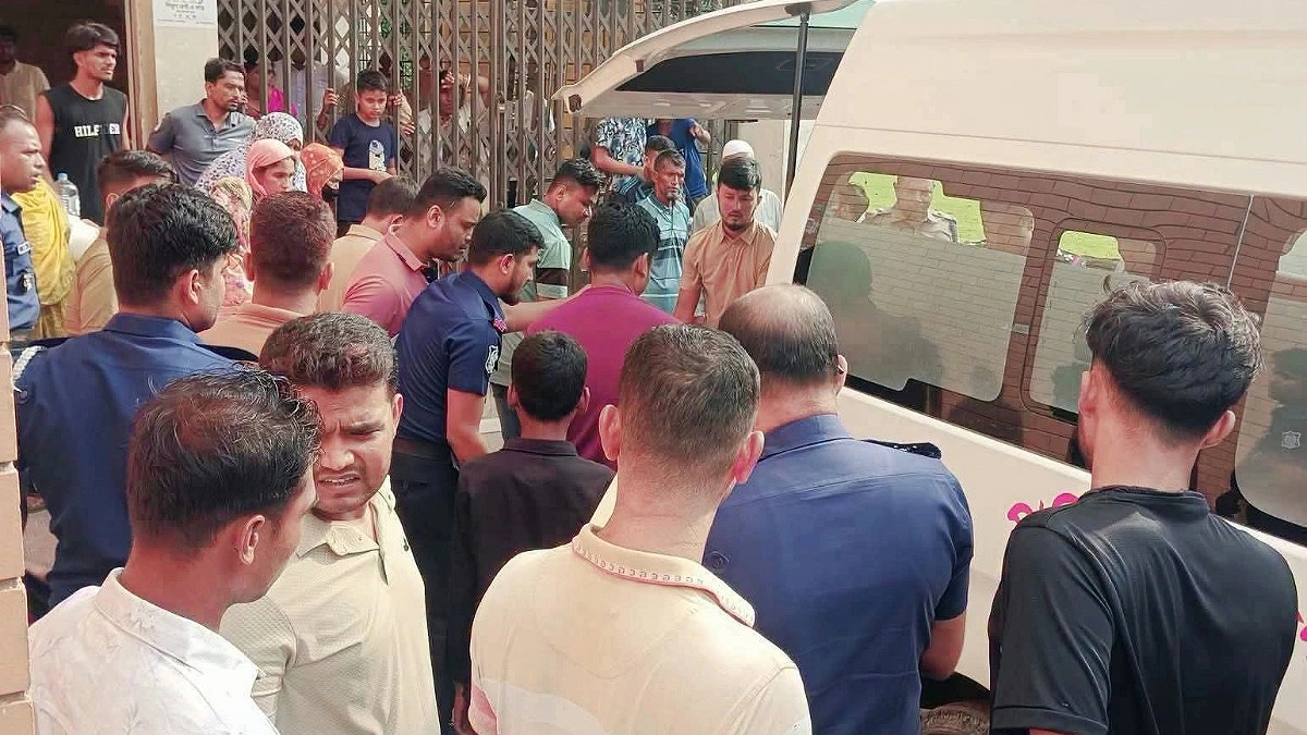 পিকআপ উল্টে পুলিশ সদস্য নিহত, আহত ১০