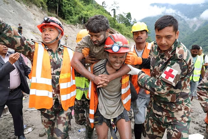 ত্রিশূলির জলবিদ্যুৎ প্রকল্পের সুড়ঙ্গ থেকে জীবিত উদ্ধার সঞ্জয় সাহকে বহন করে নিয়ে যাচ্ছেন উদ্ধারকর্মীরা, ৪ সেপ্টেম্বর। ছবি : রয়টার্স