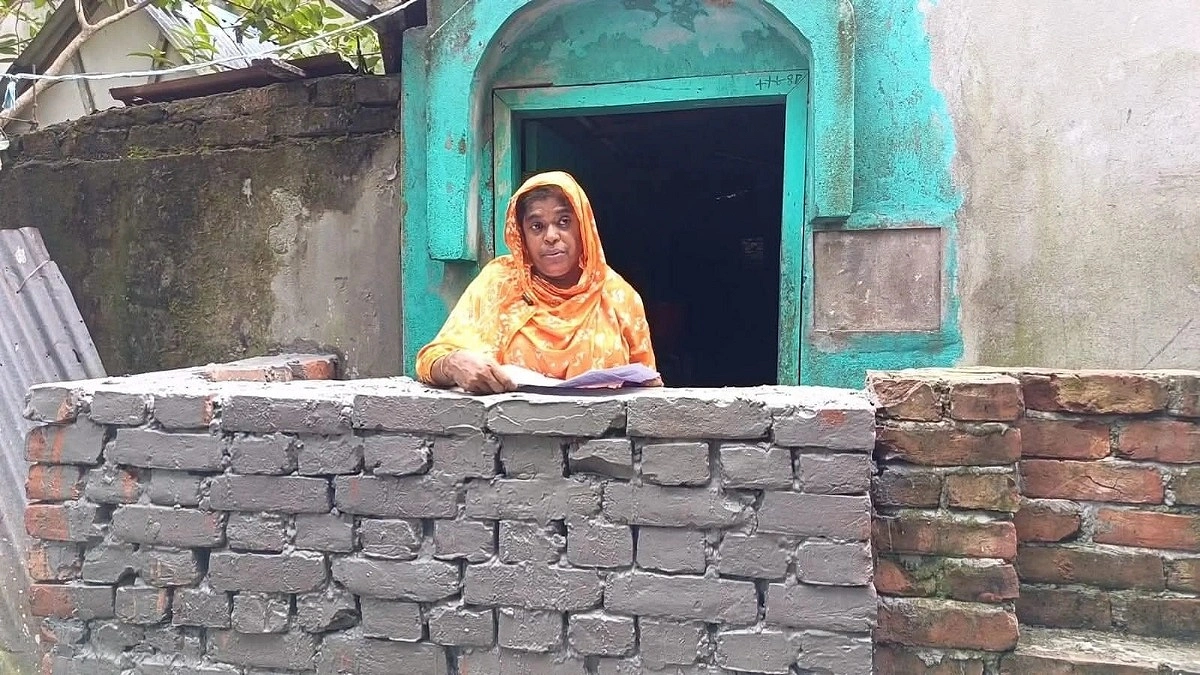 আদালতের নিষেধাজ্ঞার মধ্যেই দেয়াল, ঘরবন্দি নারী