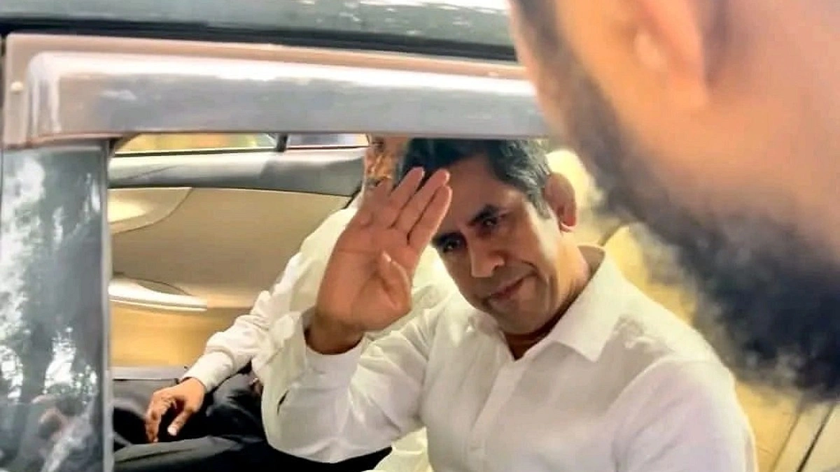 উত্তাল চুয়েট ক্যাম্পাসে ফিরলেন সাবেক ভিসি, স্লোগানে বরণ