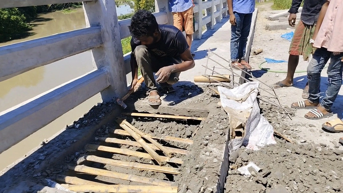 ১০ কোটি টাকার ব্রিজে রডের পরিবর্তে বাঁশ!