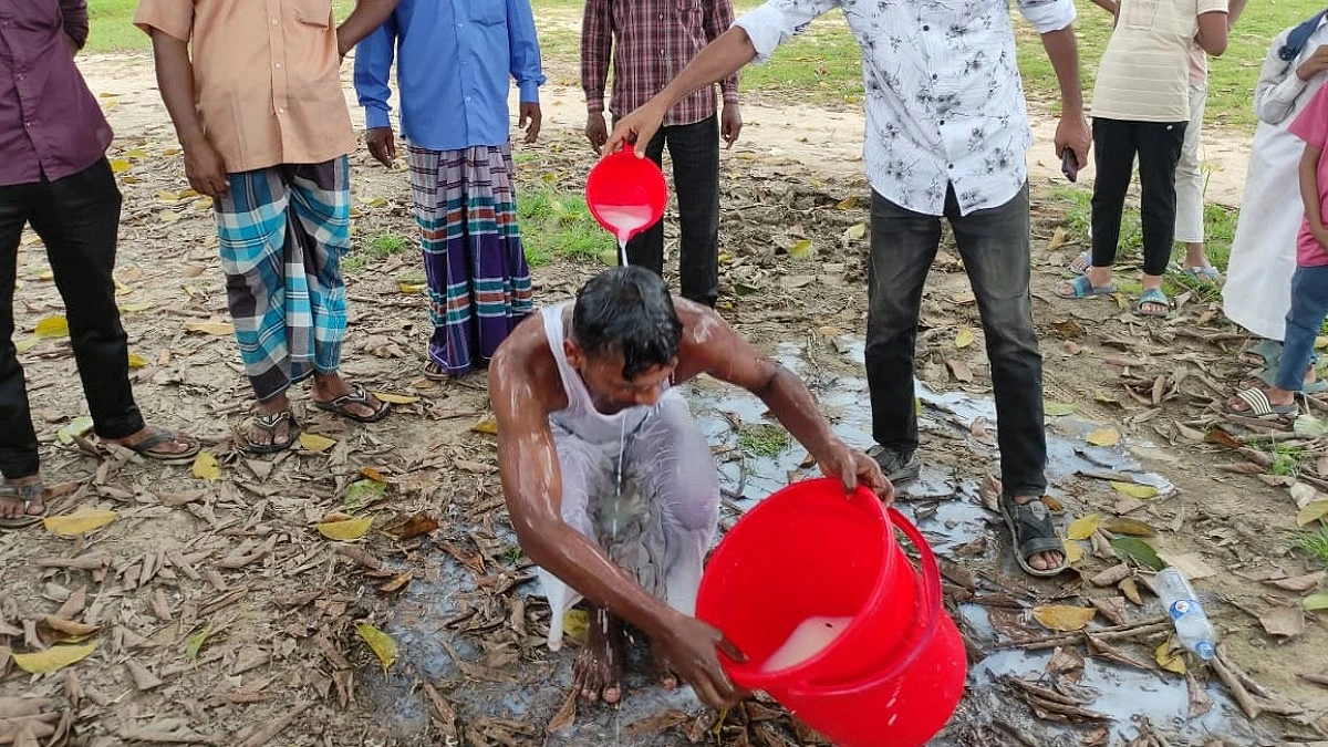 দুধ দিয়ে গোসল করে জুয়া ছাড়ার প্রতিজ্ঞা যুবকের