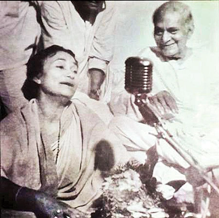 জাতীয় কবি কাজী নজরুল ইসলামের সান্নিধ্যে ফিরোজা বেগম