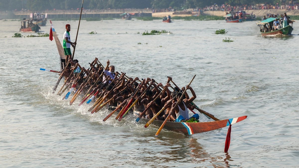 বৈঠার ছন্দে এগিয়ে যাওয়ার প্রাণপণ চেষ্টা