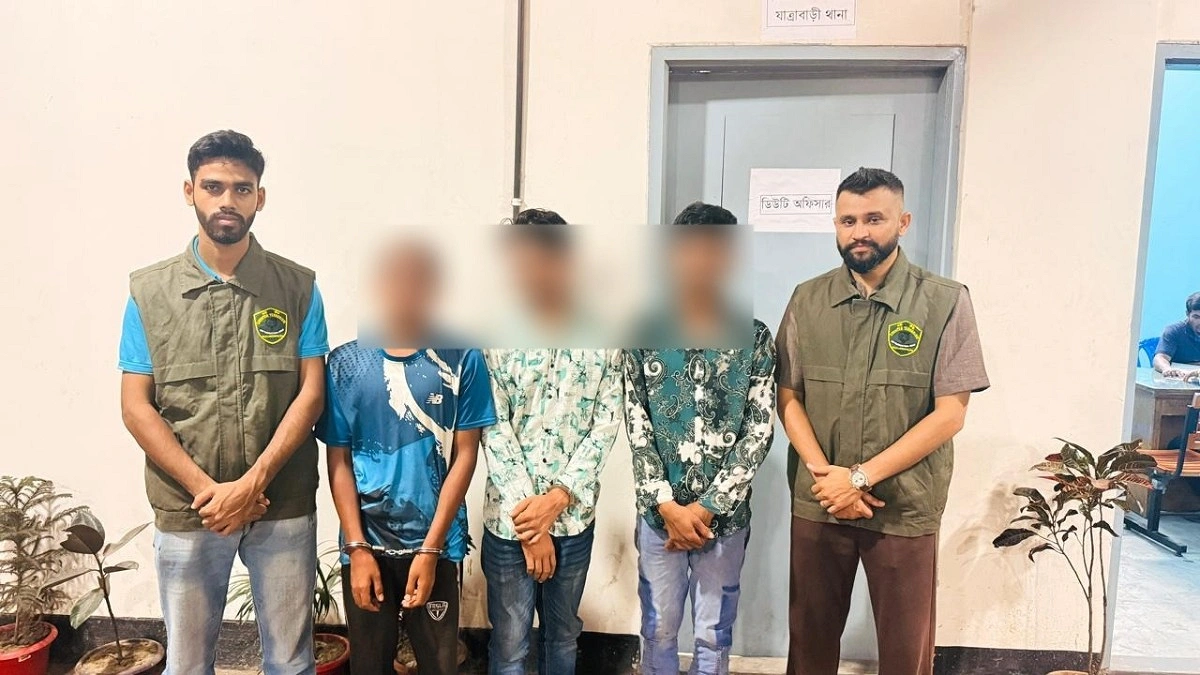 বাসে ছিনতাইয়ের চেষ্টাকালে গ্রেপ্তার ৩