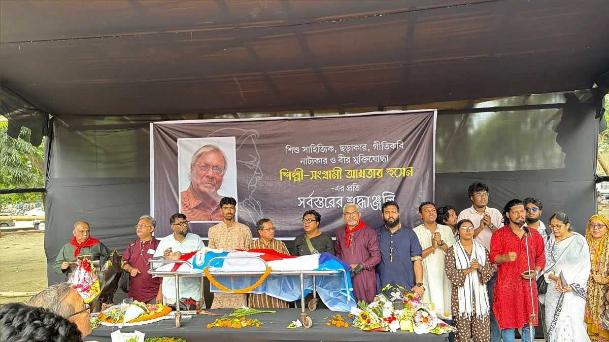শহীদ মিনারে আখতার হুসেনকে ফুলের শ্রদ্ধা ও গার্ড অব অনার
