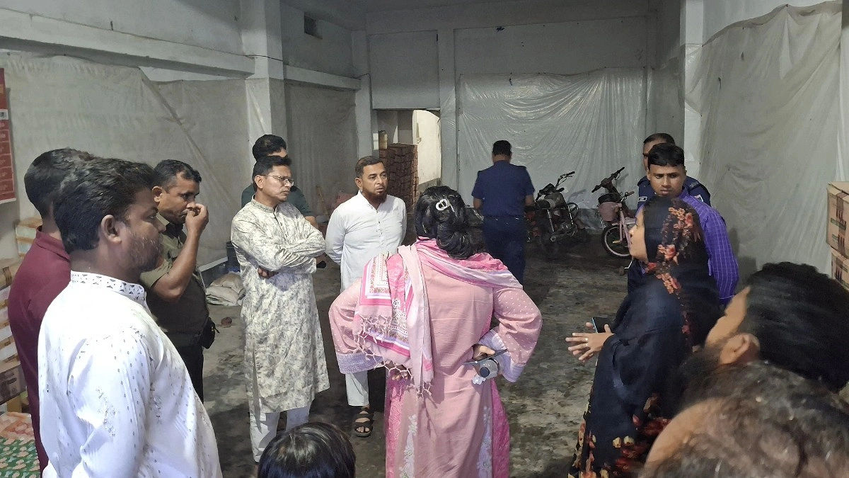 জীবননগরে ৪০৩ বস্তা সরকারি ডিএপি সার জব্দ