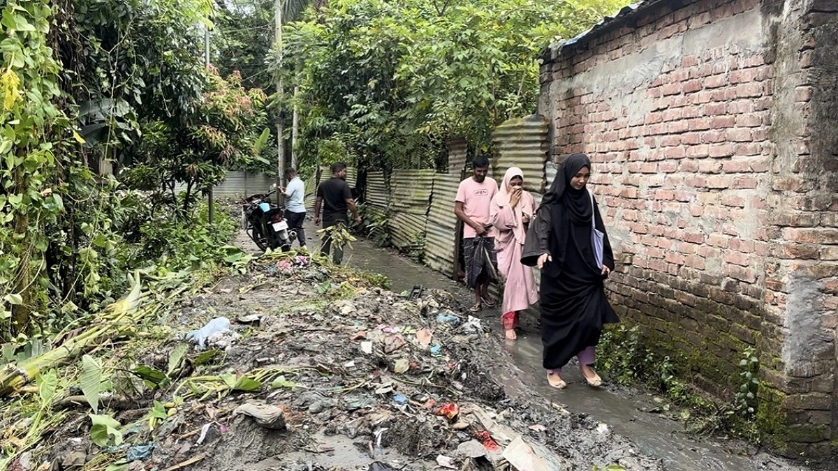 খাল পরিষ্কার করে সড়কে ময়লার পাহাড়!