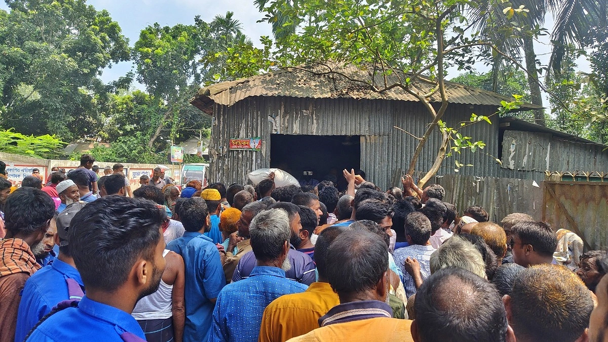 এবার রৌমারীতে গুদাম ভেঙে সারের বস্তা লুট