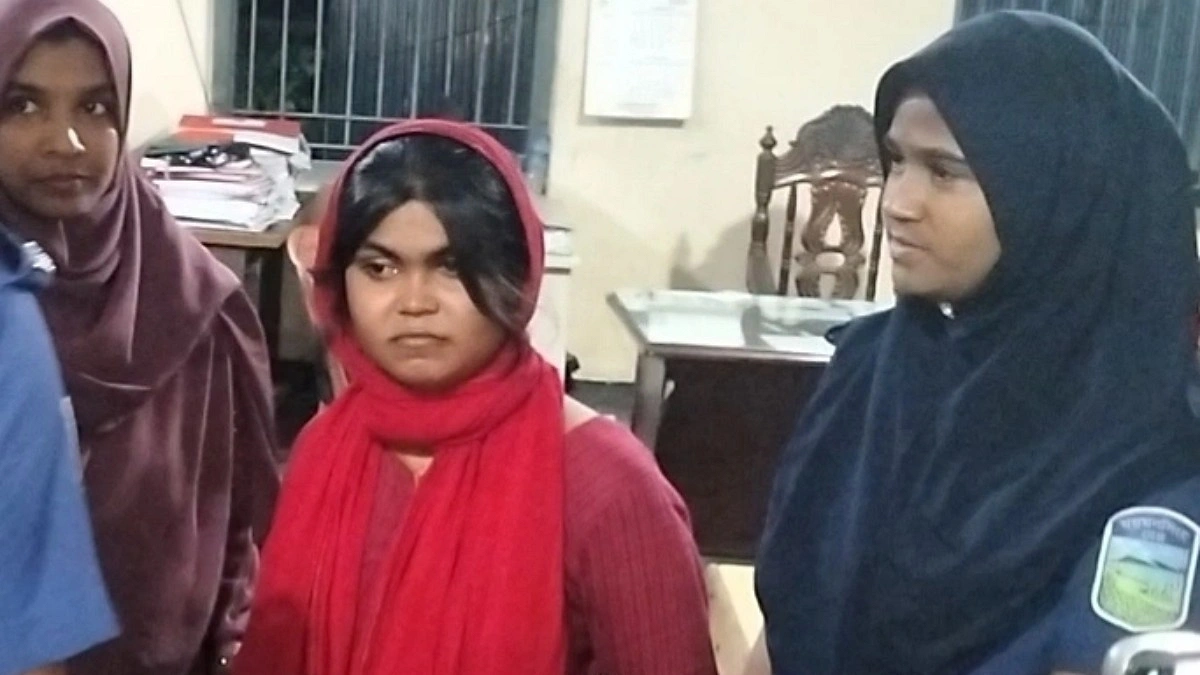 ফ্যামিলি কার্ড দেওয়ার কথা বলে টাকা আদায়ের অভিযোগ, এনসিপি নেত্রী আটক
