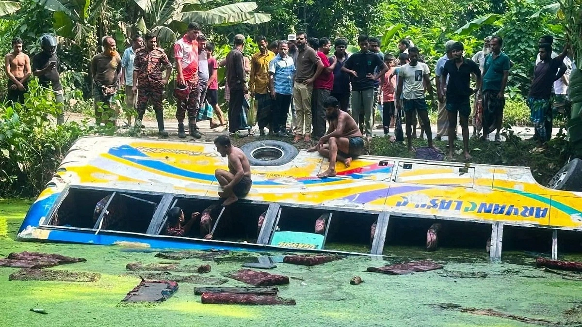 বরিশালে যাত্রী নিয়ে বাস পুকুরে, একজনের লাশ উদ্ধার