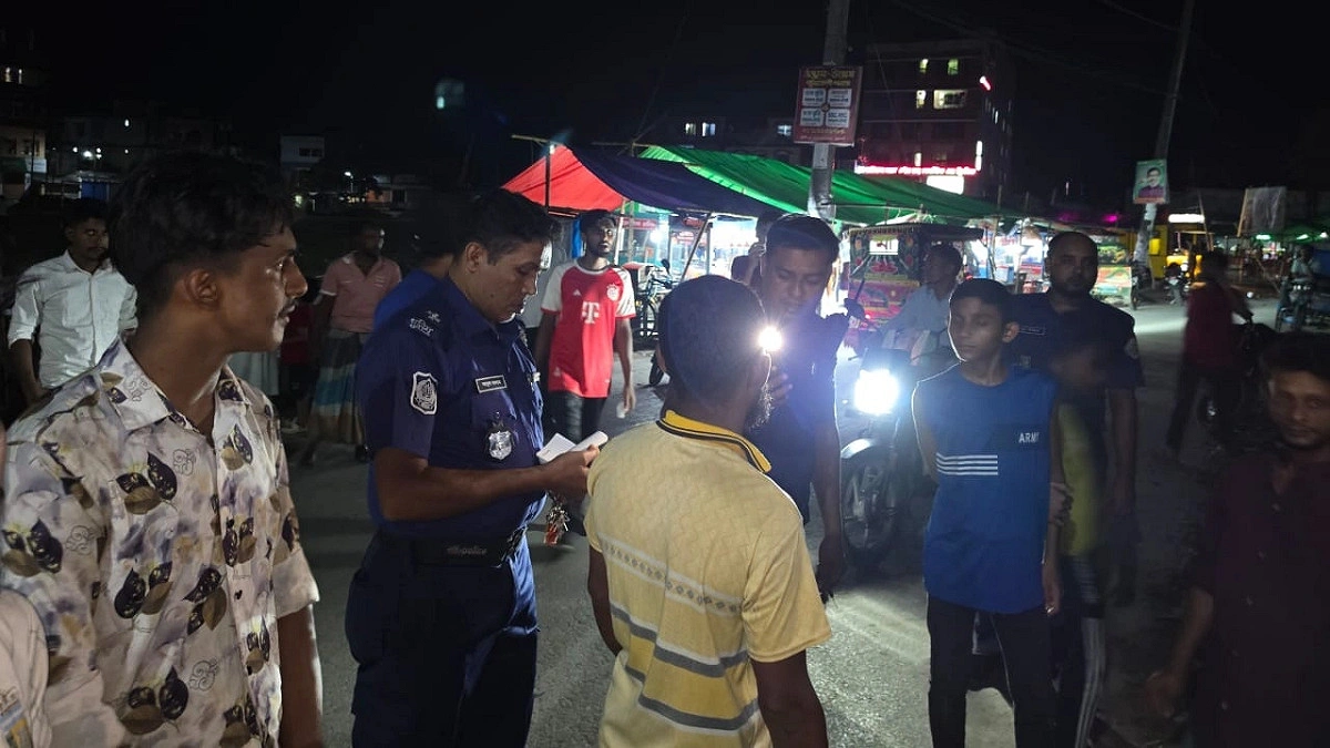 এক মিনিটে চার ককটেল বিস্ফোরণ, এলাকায় আতঙ্ক