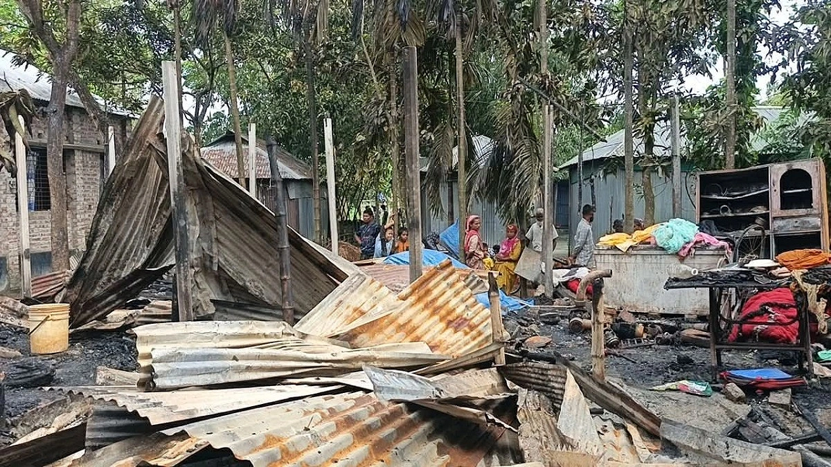কাউনিয়ায় আগুনে পুড়ল ৩ পরিবারের ঘর