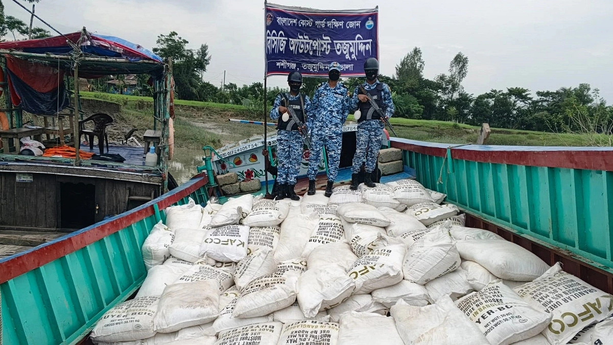 মিয়ানমারে পাচারকালে ট্রলার থেকে সার জব্দ