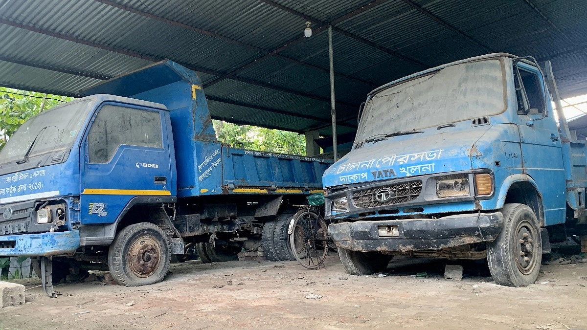 কোটি টাকার বর্জ্য অপসারণের গাড়ি গ্যারেজে কঙ্কাল