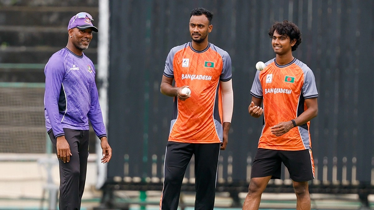 অনুশীলনে বাংলাদেশ এইচপি কোচ কোরি কলিমোরের সঙ্গে বাংলাদেশের দুই পেসার হাসান-শরিফুল।