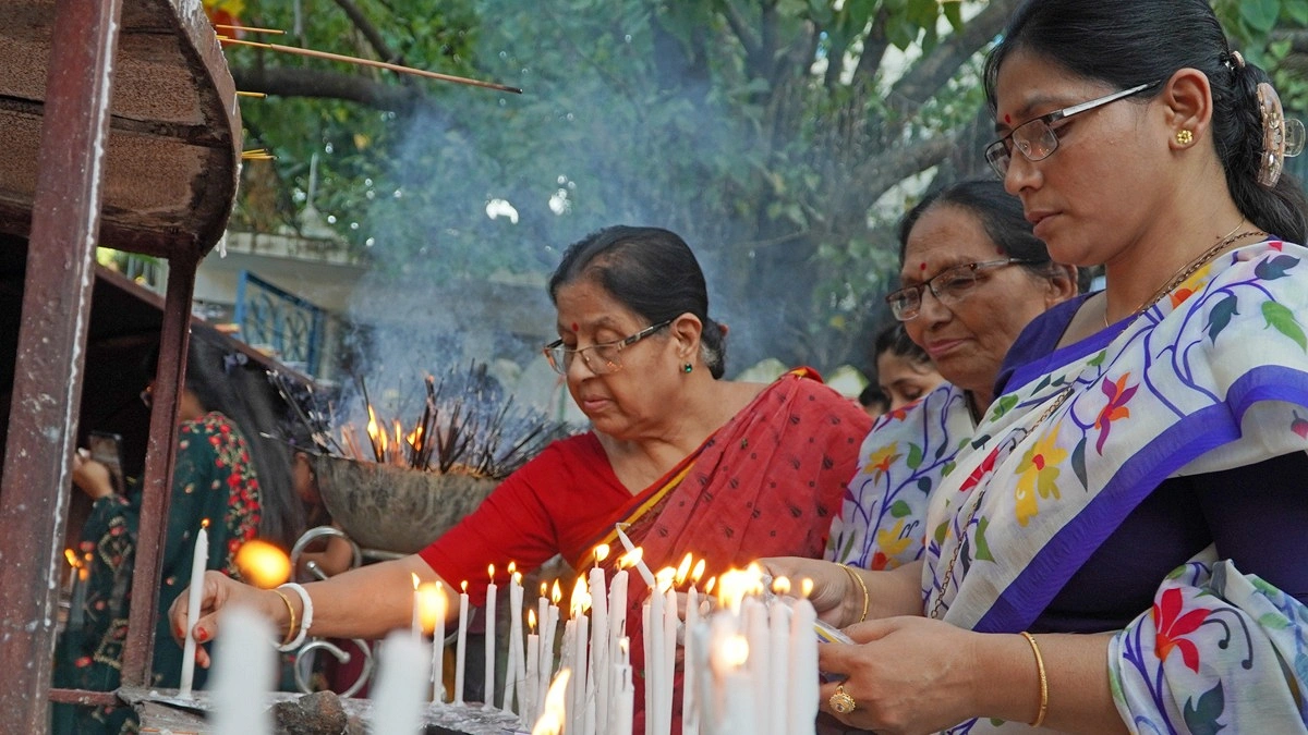 মধু পূর্ণিমা উপলক্ষে বৌদ্ধ বিহারে প্রদীপ জ্বালাচ্ছেন পুণ্যার্থীরা।