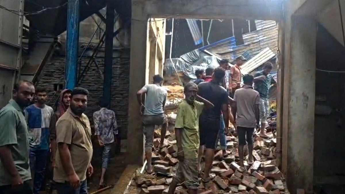 বজ্রপাতে রাইস মিলের গোডাউনে আগুন-ভবনে ধস
