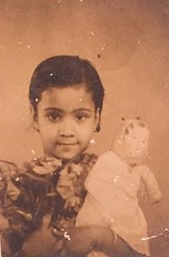 শিশুকালে পুতুল হাতে, কেতকী কুশারী ডাইসন