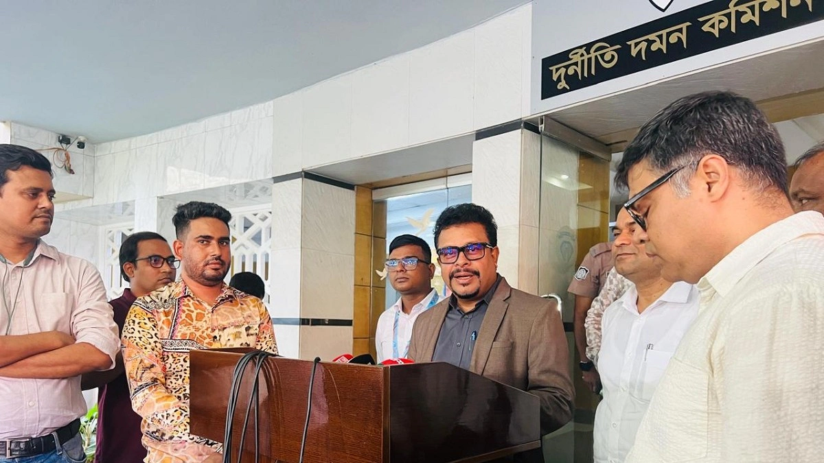 কারও প্রভাবে নয়, আইন অনুযায়ী কাজ করে দুদক